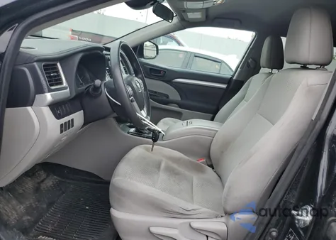 2018 Toyota Highlander Le z USA, uszkodzony, nr VIN 5TDBZRFH3JS817557